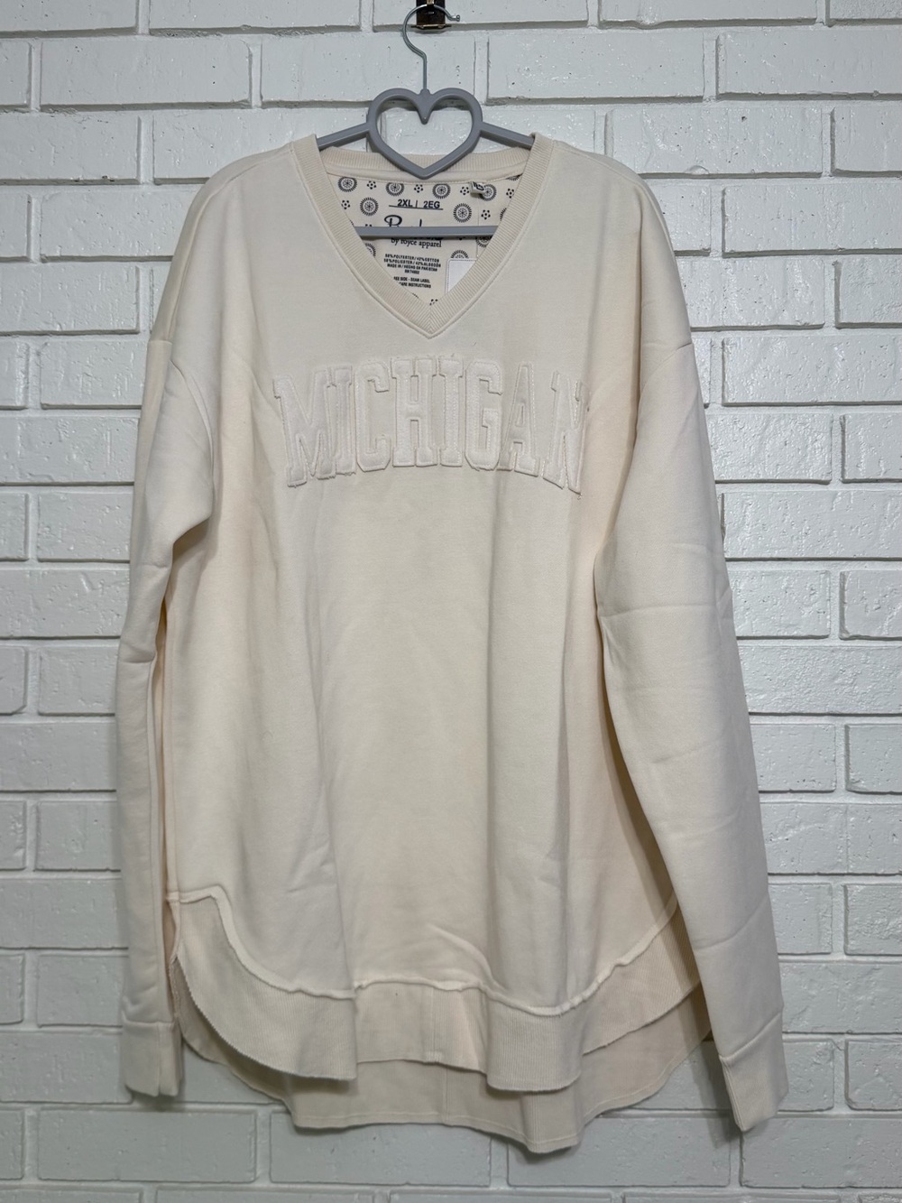 NWT Pressbox Michigan Ivory V-Neck Sweatshirt Plus Size 2X